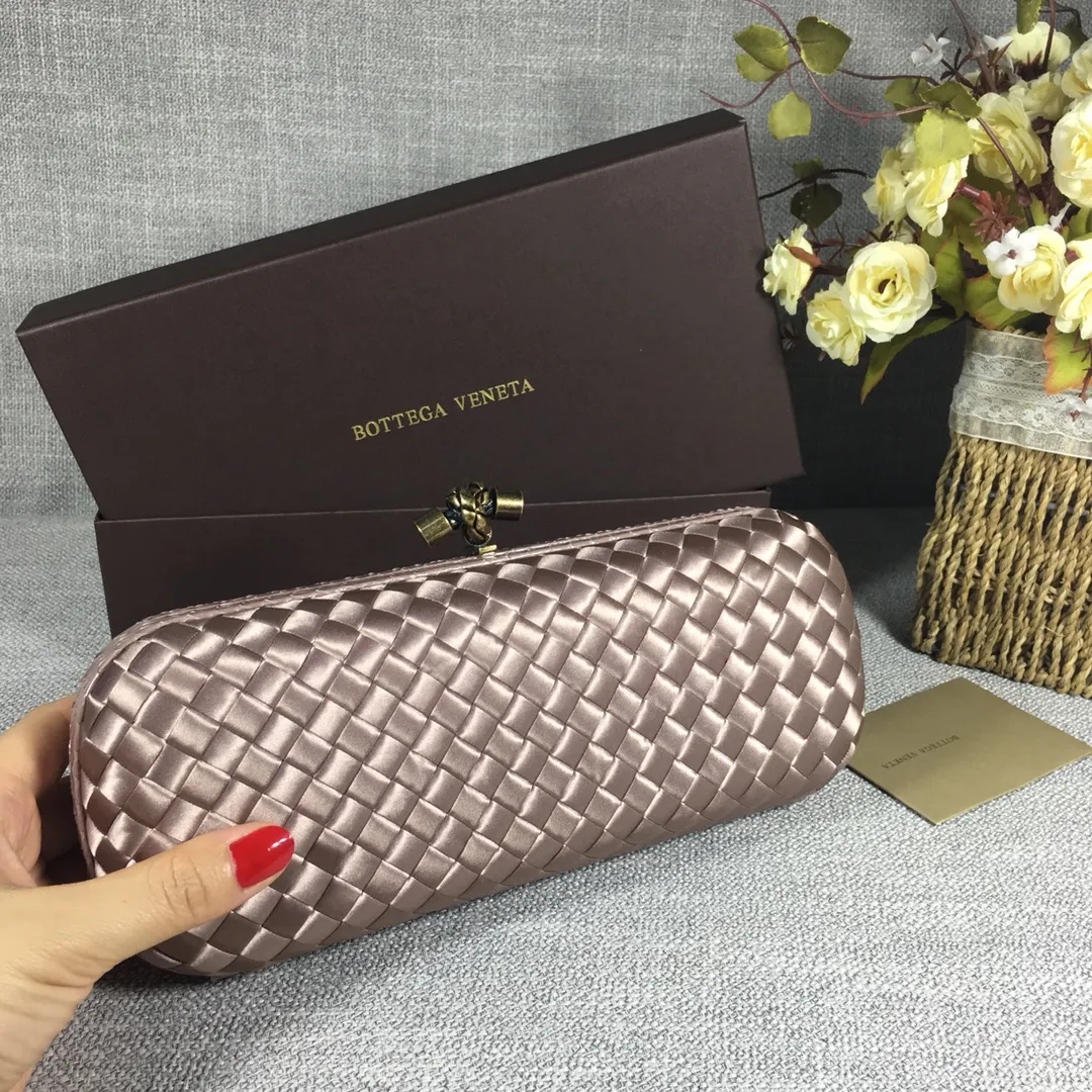 8651 Large Classic Dinner Bag ~~~Snake leather with ribbon ~~~Dense and slippery, not easy to fluff, can hold iPhones of all sizes! Size: 25cm*9.5cm*4cm